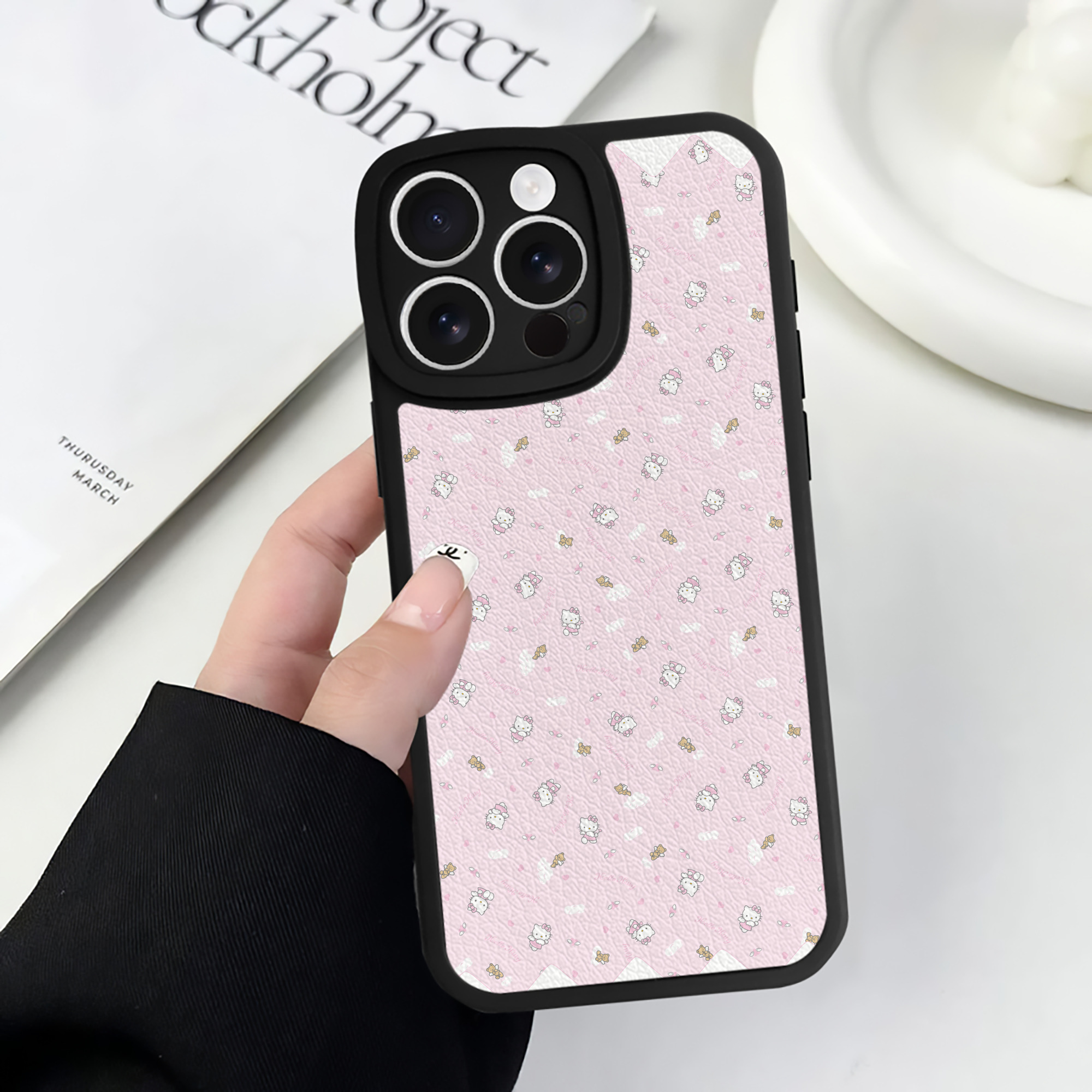 （画像用） Hello Kitty ハローキティ 【iPhone 16シリーズ対応】シリコンスマホケース（レザー調） 材質：シリコン